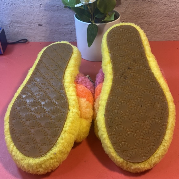 Girls Ugg slippers SZ 3 - Picture 5 of 7